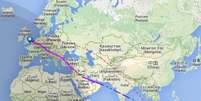 Site Flightradar24 mostra a trajetória original, que passava pela Ucrânia, e a utilizada pelo voo MH04, sobre a Síria  Foto: Flightradar24 / Reprodução