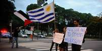 <p>No Rio de Janeiro, na noite desta segurança, algumas pessoas fizeram cartazes a favor do pedido de asilo ao Uruguai, e argumentaram que  "protestar não é um crime"</p>  Foto: Agência Brasil