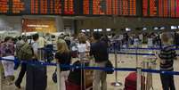 <p>Passageiros aguardam na fila de controle de segurança antes de partir do Aeroporto Internacional Ben Gurion, em Tel Aviv, em 22 de julho</p><p> </p>  Foto: Siegfried Modola / Reuters