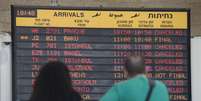 <p>Painel do aeroporto Ben Gurion informa o cancelamento de vários voos após a Europa e os Estados Unidos suspenderem as operações até o principal aeroporto israelense</p>  Foto: Dan Balilty / AP