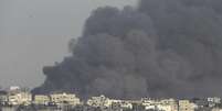 <p>Fuma&ccedil;a toma conta da Faixa de&nbsp;Gaza durante ofensiva terrestre&nbsp;israelense&nbsp;</p>  Foto: Ahmed Zakot / Reuters