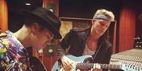 <p>Bieber e Cody Simpson no estúdio</p>  Foto: Instagram / Reprodução