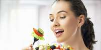 <p>Comer frutas e vegetais não é medida única e efetiva para a perda de peso</p>  Foto: Getty Images 