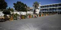  Uma cratera de um ataque israelense é visto no pátio da escola da ONU em Beit Hanoun, no norte da Faixa de Gaza, quinta-feira 24 julho,   Foto: Adel Hana / Reuters