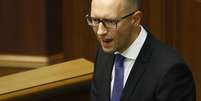 <p>"Eu anuncio a minha renúncia, dada a dissolução da coalizão parlamentar, o que bloqueia as iniciativas governamentais", declarou Yatseniuk</p>  Foto: Alex Kuzmin  / Reuters