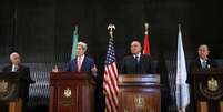 <p>Secret&aacute;rio de Estado norte-americano, John Kerry, fala ao lado de l&iacute;deres eg&iacute;pcio e&nbsp;&aacute;rabes, al&eacute;m do secret&aacute;rio-geral Ban Ki-moon, em uma confer&ecirc;ncia em um hotel no Cairo</p>  Foto: Pool  / Reuters