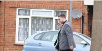 <p>Thomas Clark é visto deixando o tribunal nesta quinta-feira</p>  Foto: Crawley News / Reprodução
