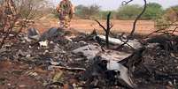 <p>Imagem mostra alguns destroços do avião que se espalharam em uma zona desértica do Mali</p>  Foto: ECPAD / AP