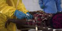<p>Médico extrai uma amostra de sangue de um paciente com suspeita de infecção por ebola</p>  Foto: Tommy Trenchard / Reuters