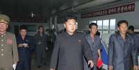 <p>Líder norte-coreana Kim Jong-un (centro) é visto em uma fábrica no país</p>  Foto: KCNA / Reuters