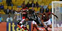 Carlos Alberto lida com a marcação do Flamengo  Foto: Cleber Mendes / Agência Lance