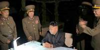 O líder norte-coreano "examinou o plano de lançamento traçado em consideração da localização presente das forças imperialistas agressoras dos EUA na Coreia do Sul",  Foto: Rodong Sinmun / EFE