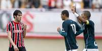 Amaral celebra o primeiro gol da partida, que contou com a reestreia de Kaká no São Paulo  Foto: Adalberto Marques/Agif / Gazeta Esportiva