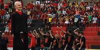 Ariano Suassuna foi homenageado antes da bola rolar na Ilha do Retiro  Foto: Renato Spencer / Getty Images 