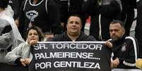 <p>Torcedor corintiano pede para rivais não quebrarem Arena</p>  Foto: Alan Morici / Terra