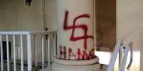 <p>Ainda n&atilde;o se sabe quem desenhou o s&iacute;mbolo do nazismo e escreveu a palavra Hamas nas pilastras da sinagoga de Miami</p>  Foto: Twitter