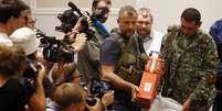<p>Um separatista pró-Rússia mostra a jornalistas uma caixa-preta pertencente ao voo MH17 da Malaysia Airlines, antes de sua entrega aos representantes da Malásia, em Donetsk, em 22 de julho</p>  Foto: Maxim Zmeyev / Reuters