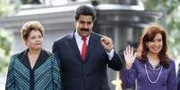 <p>O presidente da Venezuela, Nicolás Maduro, recebe a presidente Dilma Rousseff (esquerda) e a presidente da Argentina, Cristina Kirchner, para uma cúpula do Mercosul, em Caracas, na Venezuela, nesta terça-feira</p>  Foto: Jorge Silva / Reuters