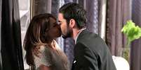 <p>Danielle seduz o marido no escritório</p>  Foto: Globo/Divulgação