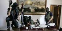 <p>Integrantes do Hamas tomam o escritório do presidente palestino Mahmoud Abbas, em 2007</p>  Foto: BBC News Brasil