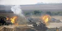 Uma unidade de artilharia móvel israelense dispara contra a Faixa de Gaza nesta segunda-feira.  Foto: Baz Ratner / Reuters