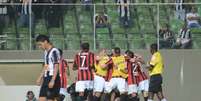 Jogadores do Atlético-PR comemoram gol da vitória, no Estádio Independência  Foto: Atlético-PR / Divulgação