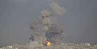 <p>Fuma&ccedil;a e chamas s&atilde;o vistas em Gaza ap&oacute;s ataque israelense</p>  Foto: Ahmed Zakot / Reuters