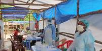 <p>Equipe médica presta atendimento a vítimas de Ebola, em Kenema District, em Serra Leoa, no domingo 27 de julho</p>  Foto: Youssouf Bah / AP