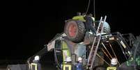 Bombeiros no local em que uma escavadeira mecânica tombou e matou uma pessoa e deixou cinco feridos em Isselburg, na Alemanha  Foto: Guido Schulmann/AP