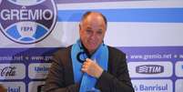 <p>Luiz Felipe Scolari mostrou bom humor em seu retorno ao Grêmio após 18 anos</p>  Foto: Lucas Uebel/ Grêmio / Divulgação