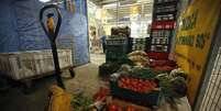 <p>Vegetais em um armazém perto de Varsóvia</p>  Foto: Kacper Pempel / Reuters