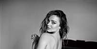 Miranda Kerr estrela a campanha de outono-inverno 2014 da 7 For All Mankind e aparece de topless e em poses sexy. A top também contou com a ajuda do modelo espanhol Jon Kortajarena para protagonizar "cenas" mais quentes  Foto: Divulgação