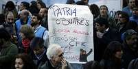 <p>Protesto contra os 'abutres' reuniu centenas de pessoas em Buenos Aires, que criticaram a comunidade financeira</p>  Foto: Reuters