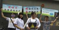 <p>Ativistas dos direitos dos gays posam para jornalistas durante protesto do lado de fora de um tribunal onde o primeiro processo judicial na China envolvendo a chamada terapia de conversão é realizada em Pequim, em 31 de julho</p>  Foto: Ng Han Guan / AP