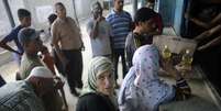 <p>Palestinos esperam para receber alimentos em um centro de distribuição de alimentos das Nações Unidas em Khan Younis, no sul da Faixa de Gaza, nesta quinta-feira, 31 de julho</p>  Foto: Ibraheem Abu Mustafa / Reuters