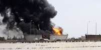 <p>Incêndio provocado pelo confronto entre milícias rivais em um depósito de combustível perto da estrada do aeroporto em Trípoli, em 29 de julho </p>  Foto: Hani Amara / Reuters