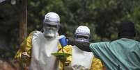 Funcionários médicos que atuam com os Médicos Sem Fronteiras se preparam para levar comida a pacientes mantidos em quarentena em Serra Leoa. 20/07/2014  Foto: Tommy Trenchard / Reuters