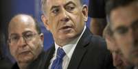 <p>Premi&ecirc; israelense, Benjamin Netanyahu, ao lado do ministro da Defesa de Israel, Moshe Yaalon; Israel quer expropriar 400 hectares na Cisjord&acirc;nia</p>  Foto: Dan Balilty / Reuters