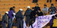 Policias retiram faixa da torcida da Fiorentina no Pacaembu  Foto: Alan Morici / Terra