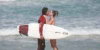 <p>Casal protagonizou momentos românticos na beira do mar</p>  Foto: Dilson Silva / AgNews