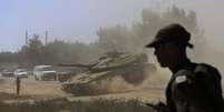 <p>Tanques israelenses se deslocam próximo à Faixa de Gaza em 1º de agosto</p>  Foto: Tsafrir Abayov / AP