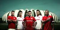 Inter divulgou as novas camisas, em vermelho e branco  Foto: Facebook/ Sport Club Internacional - Oficial / Reprodução