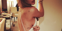 Lindsay Lohan posa com vestido decotado  Foto: Instagram / lindsaylohan / Reprodução