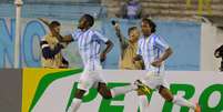 Joel e Celsinho correm para comemorar com a torcida o primeiro gol do Londrina  Foto: Celio Messias / Gazeta Press