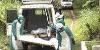 <p>Funcionários da área médica carregam corpo de vítima do Ebola em Serra Leoa, em 25 de julho</p>  Foto: Umaru Fofana / Reuters