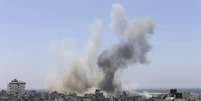<p>Fuma&ccedil;a &eacute; vista em Rafah, na Faixa de Gaza, ap&oacute;s ataque a&eacute;reo de Israel</p>  Foto: Ibraheem Abu Mustafa / Reuters
