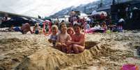 A foto tirada em 1994 mostra Wheeler construindo um barco de areia e, ao fundo, Aimee também é vista brincando na areia com seus familiares  Foto: SWNS / Reprodução