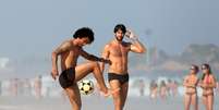 De f&eacute;rias, Marcelo joga bola com amigos na praia de Ipanema  Foto: Andre Freitas / AgNews