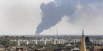 <p>Uma coluna de fumaça é vista no horizonte durante um incêndio em um depósito de óleo atingido durante batalhas entre milícias rivais, em Tíipoli, em 28 de julho</p>  Foto: Mohammed Ben Khalifa / AP