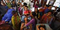 <p>Vítimas do deslizamento esperam para ser atendidas em um hospital em Katmandu, Nepal, em 2 de agosto</p>  Foto: AP